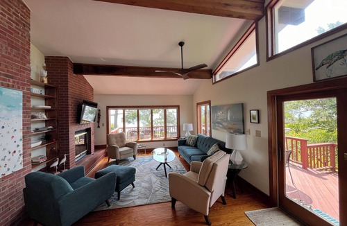 Morehead City House | Modernist Waterfront House near Historic Beaufort. Relax on the North River!