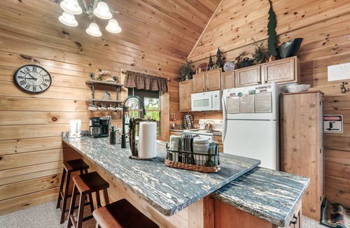Sevierville Cabin | Mooseberry Ridge✅️2 Mstr Bdrm suites*Fast WIFI*Game Rm*Hot-Tub*Seasonal Pool