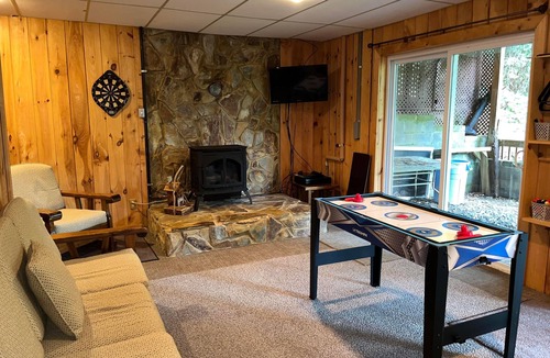 Cleveland Cabin | Mountain cabin/hot tub/fireplace/Game room/Pet Friendly/long term rental.
