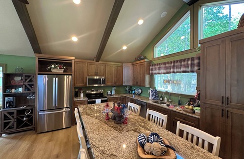 Unaka House | Mountain & Lake views. Fall Festivals, Hike, Wine, Boat in Bear Paw. New Home.