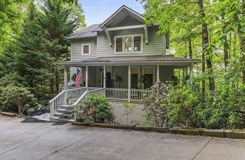 Cliff Ridge Colony House | Mountain-top retreat with breathtaking mountain & valley views. Pet Friendly.Dec
