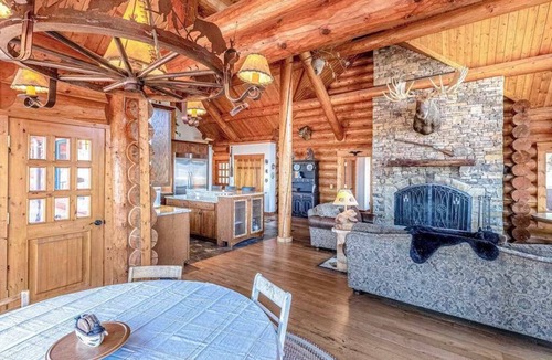 Franklin House | Mountain-view log home with hot tub, firepits, pool table & air hockey