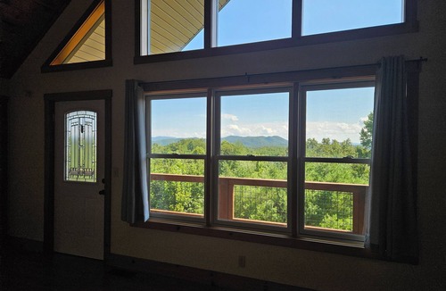 Murphy Cabin | Mountain Views All Year! Charming 3-Bed Cabin Just Minutes from Downtown