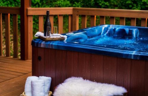Chalet Village North Ski Chalet | Mountainside - New Luxury Cabin-Fire Table-Hot Tub-3 Pools-PS5-Bears