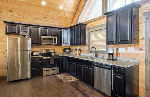 Chalet Village North Cabin | Mt. LeConte Views! Cosy Luxury Cabin, Fire Pit, Hot Tub, Outdoor Pool, Location