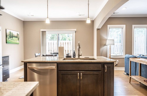 Southern Pines Villa | Mulligan Manor- 0.2 mile walk to Vitos Ristorante and Pizzeria and many others!
