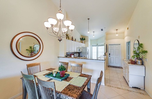 Ole Condo | Naples Condo 10 Mi to Beach: Pool & Hot Tub Access