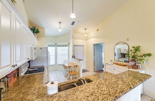 Ole Condo | Naples Condo 10 Mi to Beach: Pool & Hot Tub Access
