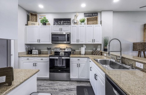 Naples Condo | NAPLES RETREAT REMODELED, 2 KING SUITES, POOL, TENNIS, GYM,10 MIN TO BEACH