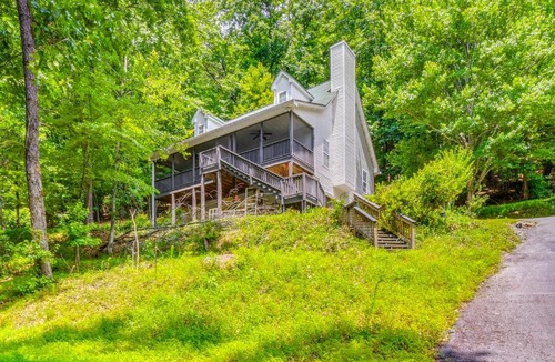 Cleveland House | Near Helen, Waterfalls & Hiking! Quiet Mtn Retreat