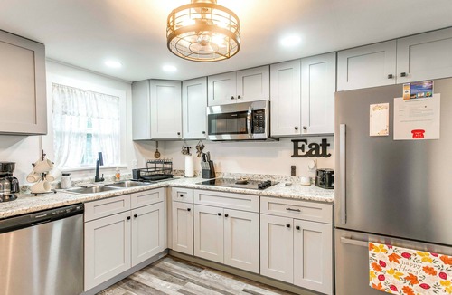 Waycross Cottage | Near Hospital and Restaurants: Quiet & Relaxing