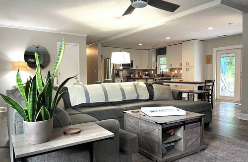 Kings Grant House | Near ILM Family Gathering Home, Sleeps up to 8, host up to 12. Your Holiday spot