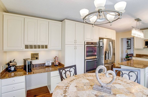 Chapin House | Near Lake Murray: Family Getaway w/Screened Porch