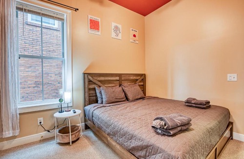 Metropolitan Apartment | Near Starland & River St - Private Patio & BBQ - Parking