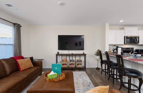 Bluff City House | ‼️New 3BR Raceday Retreat - Steps from Speedway