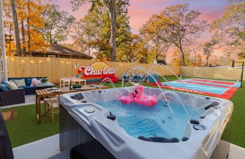 Oak Forest House | NEW 6BR · 11 Beds · Pickleball · HotTub · Firepit · Arcade · Karaoke · Putt Putt
