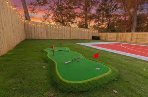 Oak Forest House | NEW 6BR · 11 Beds · Pickleball · HotTub · Firepit · Arcade · Karaoke · Putt Putt