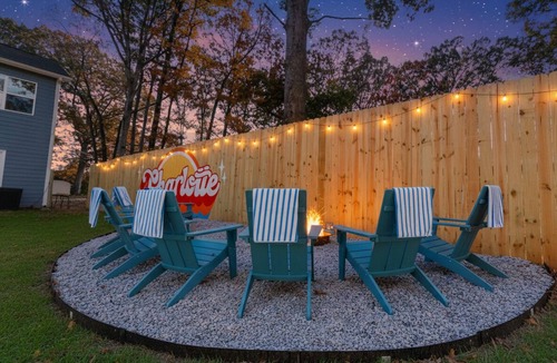 Oak Forest House | NEW 6BR · 11 Beds · Pickleball · HotTub · Firepit · Arcade · Karaoke · Putt Putt