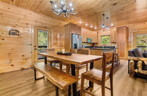Wears Valley Cabin | New Build*Wears Valley*Sleeps 11*Hot Tub*Relaxing