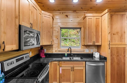 Wears Valley Cabin | New Build*Wears Valley*Sleeps 11*Hot Tub*Relaxing