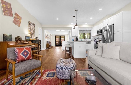 Fairview Shores House | NEW! ☀Bungalow+Patio+FirePit! Close to Everything!