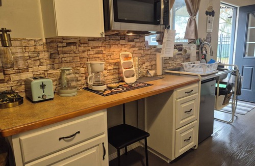 Saint Cloud Cottage | New cottage retreat in St. Cloud with WiFi, AC.