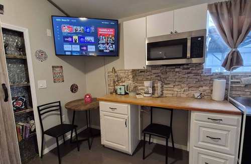 Saint Cloud Cottage | New cottage retreat in St. Cloud with WiFi, AC.