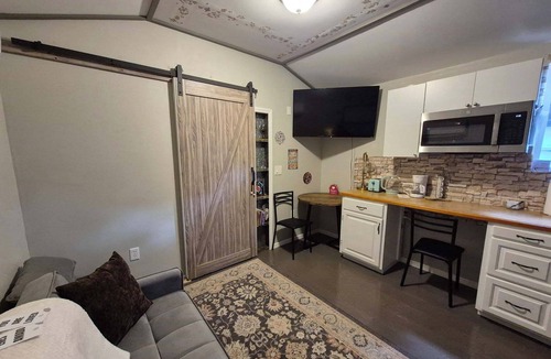 Saint Cloud Cottage | New cottage retreat in St. Cloud with WiFi, AC.