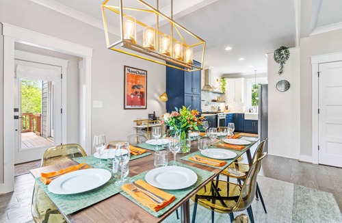 Durham House | NEW - Duke 5 Mins, Upscale Eclectic Decor, Backyard Dining and Movies, Sleeps 10