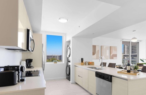 Hallandale Beach Apartment | New! Haven with Pool and Balcony
