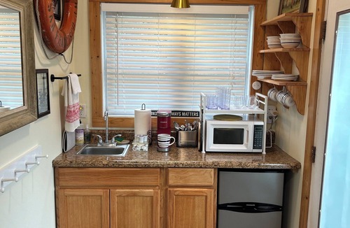 Morehead City Cottage | NEW! Hem's Roost: 2-miles to AB, King Bed, 500' to Boat Ramp, Pet Friendly