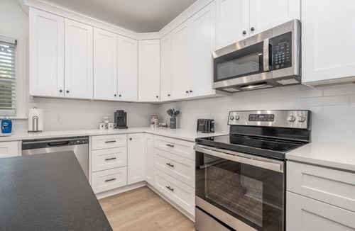 Sugar Creek House | ★ NEW HOME w/KING BED ♥ HOT TUB in UPTOWN, SYLISH & FUN ★