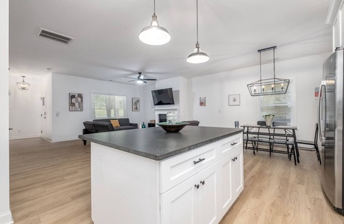 Sugar Creek House | ★ NEW HOME w/KING BED ♥ HOT TUB in UPTOWN, SYLISH & FUN ★