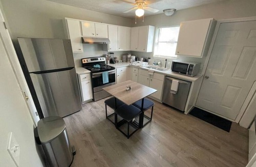Commerce Apartment | ⚡NEW! King Beds, 86` Roku TV, Firepit & Grill⚡