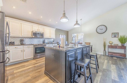 Highgate Park House | NEW LISTING Luxury Pool Villa with jacuzzi heat, games room, close to Disney