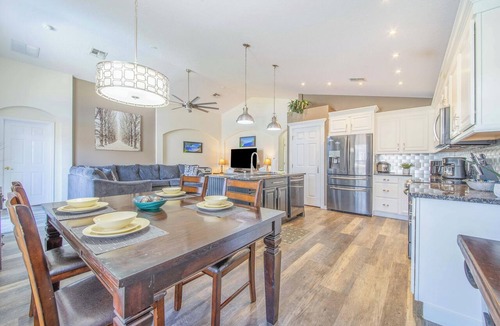 Highgate Park House | NEW LISTING Luxury Pool Villa with jacuzzi heat, games room, close to Disney