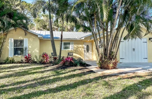 Naples House | New Listing - Private 3 bed, 2 bath home with large, fenced in backyard