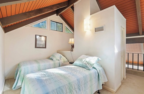 Night Heron Condo | New Listing 2 BR Night Heron Close to Beach w Lagoon Views Sleeps 6 King 4 Twins