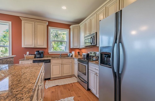 Oceanmarsh Subdivision House | New Listing! 4BR on Harbor Island