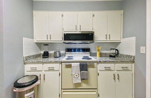Martinez House | NEW! Luxe Cottage w/Fireplace < 10 Mi to Augusta
