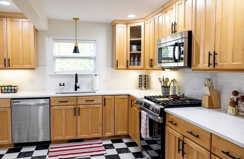 Southwest Raleigh House | NEW Luxe Retro Sports Retreat~Walk to Stadiums