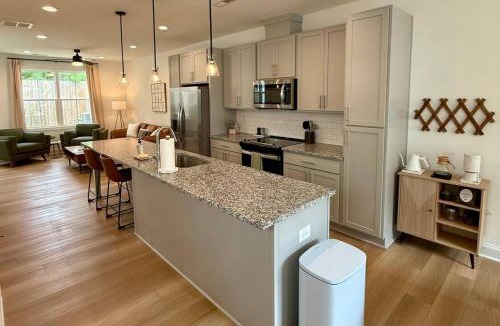 Northeast Raleigh House | New - Luxe Townhome - North Raleigh