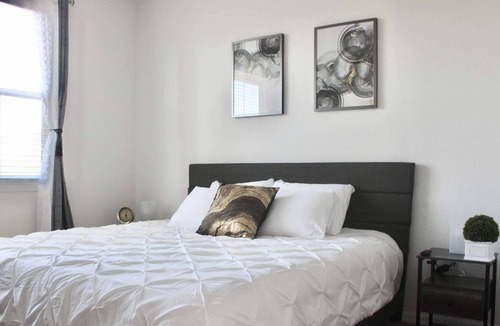 Riverview Apartment | NEW! Luxurious Lakeview Retreat King Size| 1BR/1BA