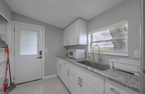 Lakewood Park Apartment | *New Min to Beaches*Mins To HCA Hospital*King Bed*