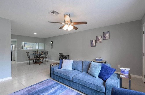 Lakewood Park Apartment | *New Min to Beaches*Mins To HCA Hospital*King Bed*