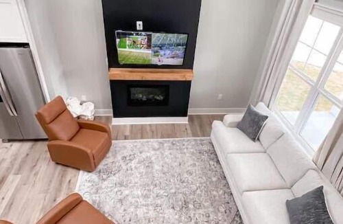 Greenwood House | New, Modern, Cozy Lakeside Cottage. Pet friendly!