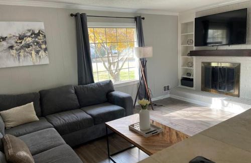 Taylors House | New Modern Lux Large Home 10MIN Downtown Sleeps 12