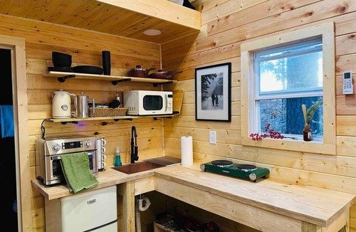 Hillsborough House | NEW! Peaceful Artist’s Retreat, Spa/Sauna
