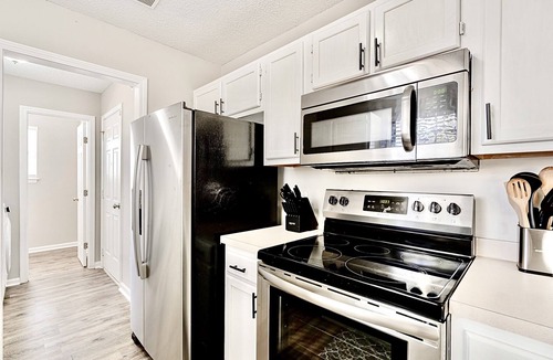 Huntcliff House | NEW Peaceful Retreat near Ft Jackson & Downtown!