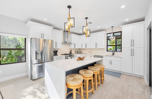 Flamingo Parks House | NEW Reno! Sleeps 14 + Heated Pool + 5 min to downtown!